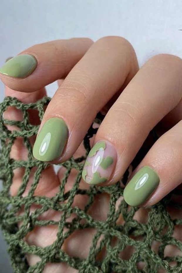 Trend nail design ketiga ada sage green.