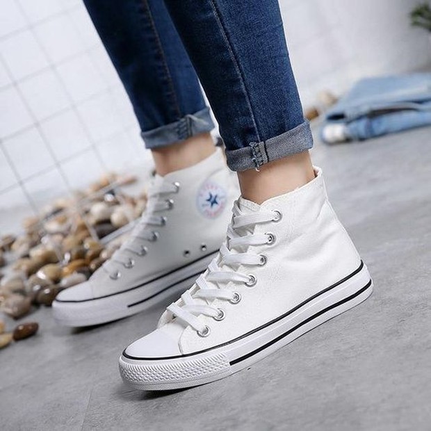 Cara membersihkan sepatu canvas warna putih.