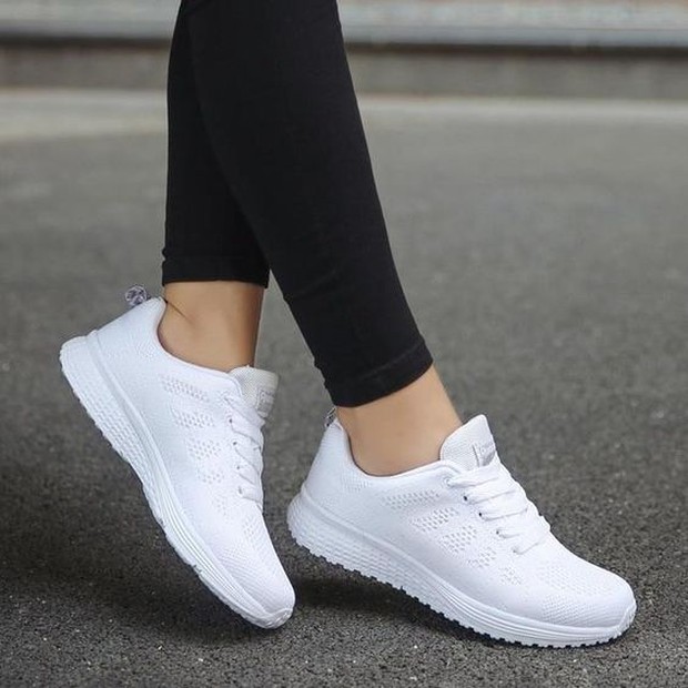 Cara membersihkan sol sneakers warna putih.