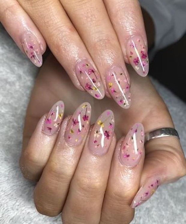 Trend nail design keempat ada floral nails.