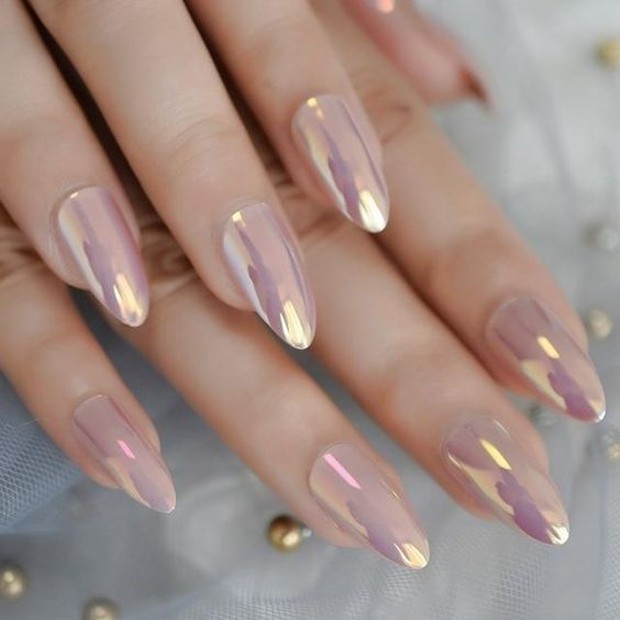 Trend nail design terakhir ada chorme nails.