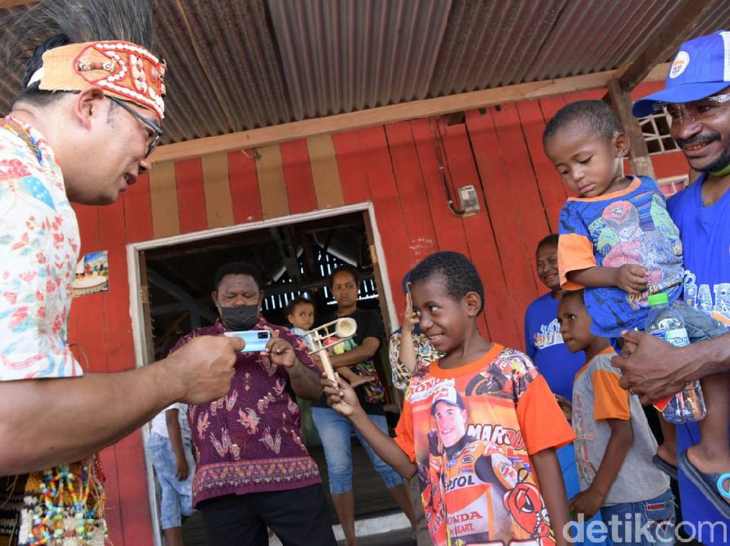 Ridwan Kamil Ajak 5 Pemuda Kampung Yoboi Papua ke Bandung