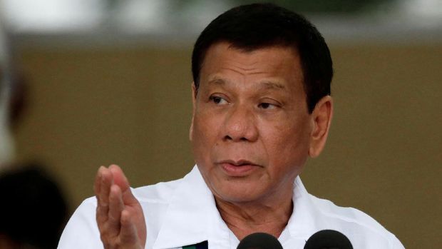 FILE PHOTO: Philippines President Rodrigo Duterte gestures during Change of Command ceremonies of the Armed Forces of the Philippines (AFP) at Camp Aguinaldo in Quezon City, metro Manila, Philippines October 26, 2017. REUTERS/Dondi Tawatao/File Photo