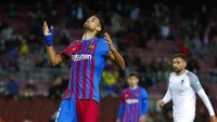 Sergio Busquets dinilai sudah tidak setangguh dulu mengawal lini tengah Barcelona. Penerusnya, Frankie de Jong juga belum terlihat menjanjikan malah dikabarkan mau dijual (AP)