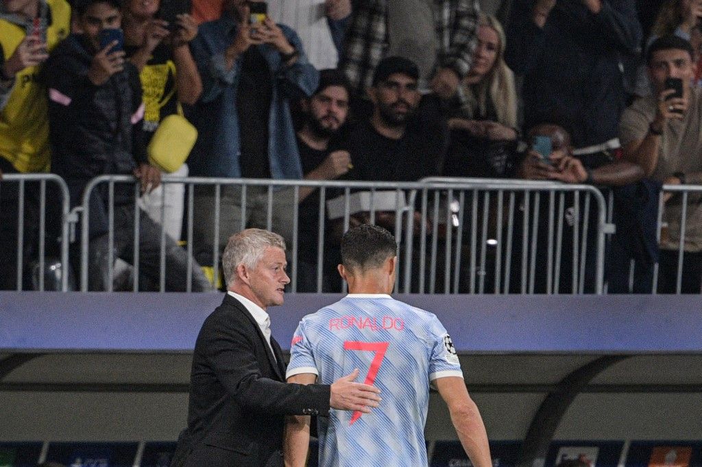 Manchester United's Norwegian manager Ole Gunnar Solskjaer (L) speaks with Manchester United's Portuguese striker Cristiano Ronaldo as he leaves the field following a substitution during the UEFA Champions League Group F football match between Young Boys and Manchester United at Wankdorf stadium in Bern, on September 14, 2021. (Photo by SEBASTIEN BOZON / AFP)
