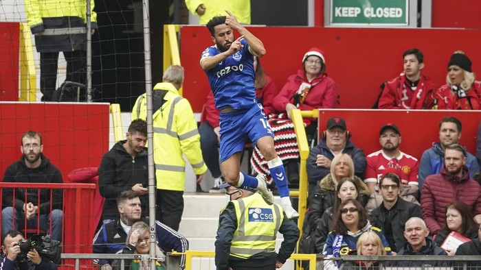 Evertons Andros Townsend celebrates after scoring his sides opening goal during the English Premier League soccer match between Manchester United and Everton, at Old Trafford, Manchester, England, Saturday, Oct. 2, 2021. (AP Photo/Dave Thompson)