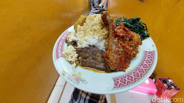 Lebar Tempatnya 1.5 Meter dan Menunya Enak, Warung Padang Ini Viral