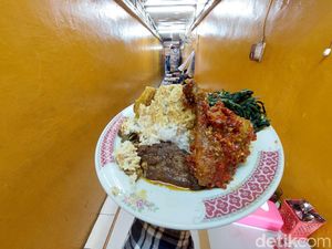 Lebar Tempatnya 1.5 Meter dan Menunya Enak, Warung Padang Ini Viral Lebar Tempatnya 1.5 Meter dan Menunya Enak, Warung Padang Ini Viral