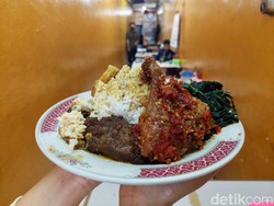 Viral Warung Padang di Lorong Lebar 1,5 Meter, Menunya Enak dan Murah!