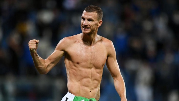 REGGIO NELLEMILIA, ITALY - OCTOBER 02: Edin Dzeko of FC Internazionale celebrates after the Serie A match between US Sassuolo v FC Internazionale at Mapei Stadium - Citta del Tricolore on October 02, 2021 in Reggio nellEmilia, Italy. (Photo by Alessandro Sabattini/Getty Images)
