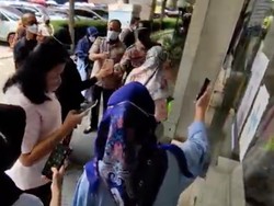 Alasan Pengunjung Tak Pakai PeduliLindungi saat Masuk Pasar: HP Lemot