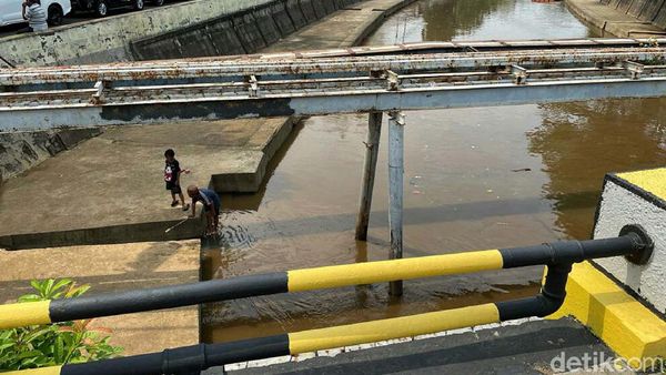 Anak-anak Ini Isi Libur dengan Bermain Burung di Bantaran Sungai Anak-anak Ini Isi Libur dengan Bermain Burung di Bantaran Sungai