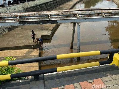 Anak-anak Ini Isi Libur dengan Bermain Burung di Bantaran Sungai