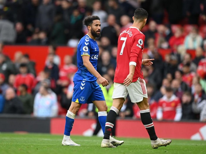 MANCHESTER, ENGLAND - OCTOBER 02: Andros Townsend of Everton interacts with Cristiano Ronaldo of Manchester United following the Premier League match between Manchester United and Everton at Old Trafford on October 02, 2021 in Manchester, England. (Photo by Michael Regan/Getty Images)