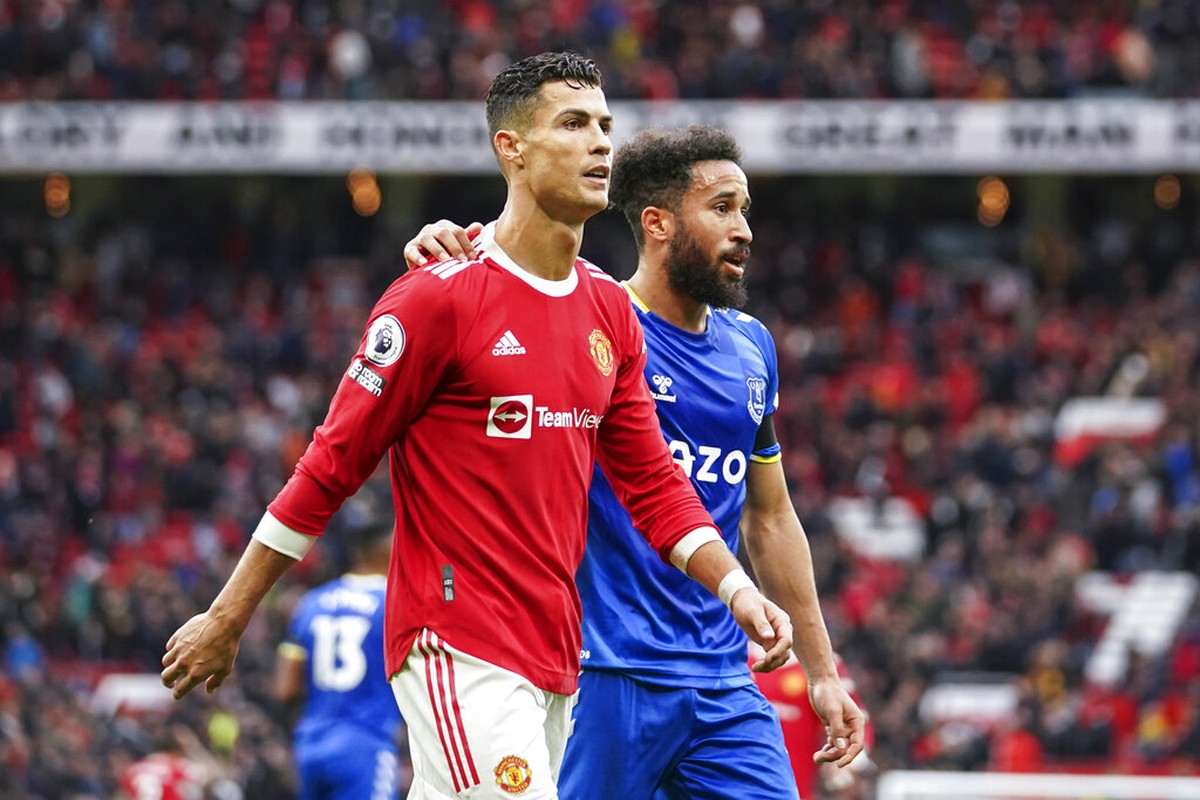 Cie... Andros Townsend Dapat Jersey Cristiano Ronaldo (AP)