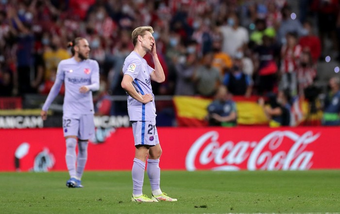 MADRID, SPAIN - OCTOBER 02: Frenkie de Jong of FC Barcelona  looks dejected after they concede their first goal during the La Liga Santander match between Club Atletico de Madrid and FC Barcelona at Estadio Wanda Metropolitano on October 02, 2021 in Madrid, Spain. (Photo by Gonzalo Arroyo Moreno/Getty Images)