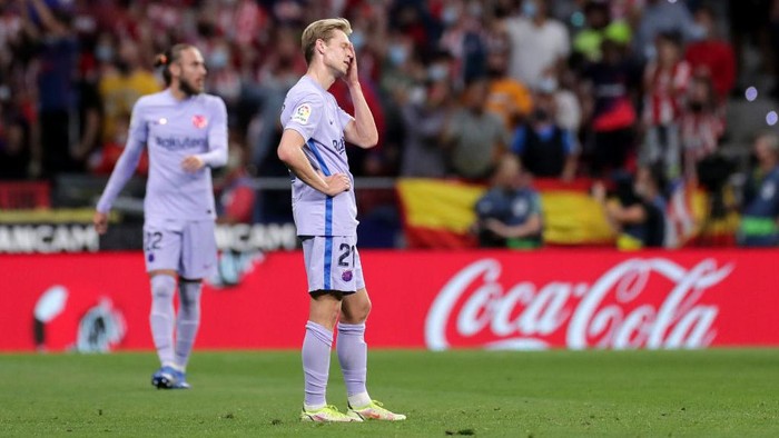 MADRID, SPAIN - OCTOBER 02: Frenkie de Jong of FC Barcelona  looks dejected after they concede their first goal during the La Liga Santander match between Club Atletico de Madrid and FC Barcelona at Estadio Wanda Metropolitano on October 02, 2021 in Madrid, Spain. (Photo by Gonzalo Arroyo Moreno/Getty Images)
