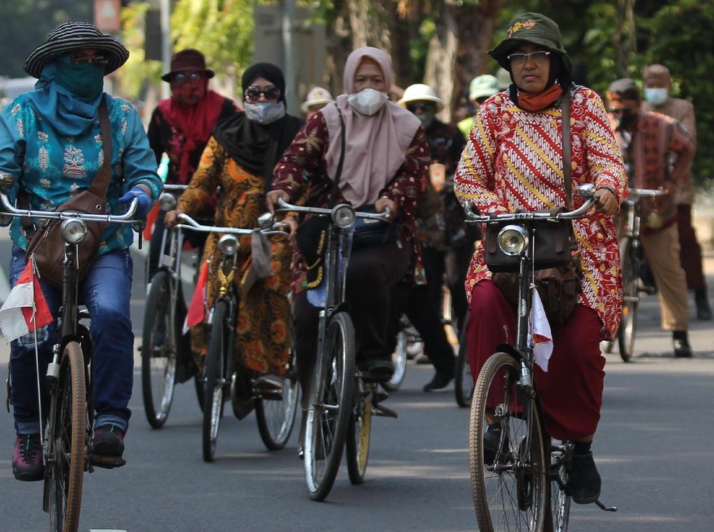 Wow! Komunitas Sepeda Tua Ini Gowes Pakai Baju Batik