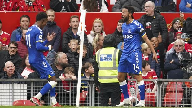 Everton's Andros Townsend, right, celebrates after scoring his side's opening goal during the English Premier League soccer match between Manchester United and Everton, at Old Trafford, Manchester, England, Saturday, Oct. 2, 2021. (AP Photo/Dave Thompson)