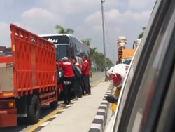 Viral Truk Adang Bus Ngeblong di Lamongan, Sopirnya Sempat Cekcok