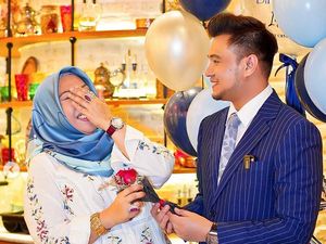 7 Foto Kemesraan Janda Tajir & Asisten Brondong Sebelum Batal Nikah 7 Foto Kemesraan Janda Tajir & Asisten Brondong Sebelum Batal Nikah