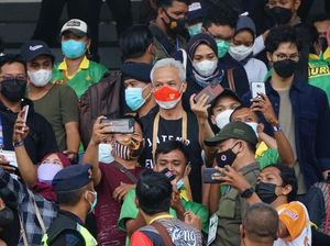 Riuh Rendah Suporter Jatim Sambut Ganjar Pranowo di PON Papua Riuh Rendah Suporter Jatim Sambut Ganjar Pranowo di PON Papua