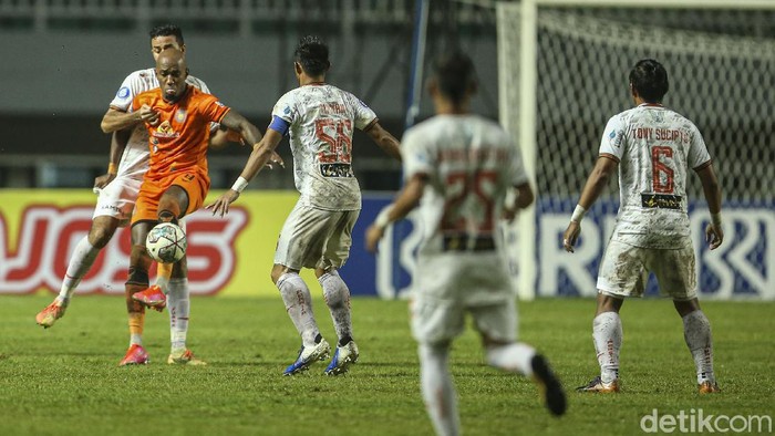 Persija Jakarta memetik kemenangan atas Persiraja Banda Aceh di lanjutan BRI Liga 1 2021. Kemenangan ditentukan penalti Marko Simic.