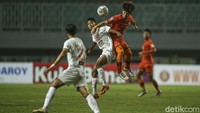 Kedua tim bertarung alot di babak pertama, namun tak ada gol tercipta di periode ini. Persija Jakarta malah harus kehilangan bek andalannya, Marco Motta, karena cedera di menit ke-18. 
