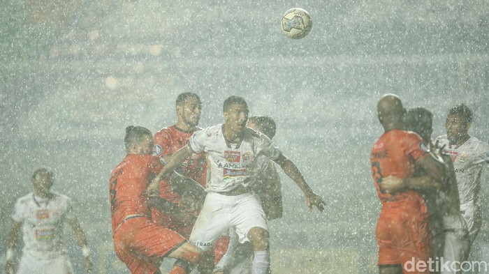 Gol Penalti Simic Menangkan Persija Persija Jakarta memetik kemenangan atas Persiraja Banda Aceh di lanjutan BRI Liga 1 2021. Kemenangan ditentukan penalti Marko Simic.