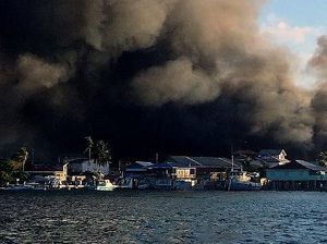 Kebakaran Hebat Hanguskan Sebagian Pulau Berpenduduk di Honduras Kebakaran Hebat Hanguskan Sebagian Pulau Berpenduduk di Honduras