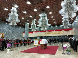 Bakal Dimakamkan di TMP Kalibata, Jenazah Sabam Sirait Diberangkatkan dari DPR