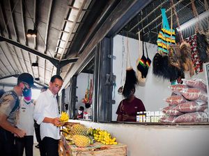 Momen Jokowi Beli Pisang dari Mama-mama Penjual di Pasar Sota Papua