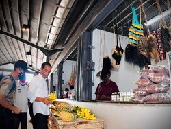 Momen Jokowi Beli Pisang dari Mama-mama Penjual di Pasar Sota Papua
