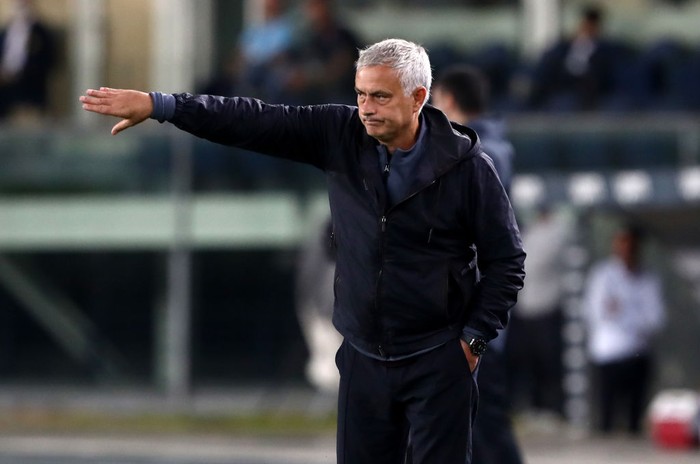 VERONA, ITALY - SEPTEMBER 19: Jose Mourinho, Head Coach of AS Roma gives their side instructions during the Serie A match between Hellas and AS Roma at Stadio Marcantonio Bentegodi on September 19, 2021 in Verona, Italy. (Photo by Marco Luzzani/Getty Images)