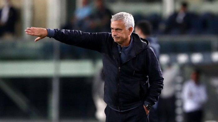 VERONA, ITALY - SEPTEMBER 19: Jose Mourinho, Head Coach of AS Roma gives their side instructions during the Serie A match between Hellas and AS Roma at Stadio Marcantonio Bentegodi on September 19, 2021 in Verona, Italy. (Photo by Marco Luzzani/Getty Images)
