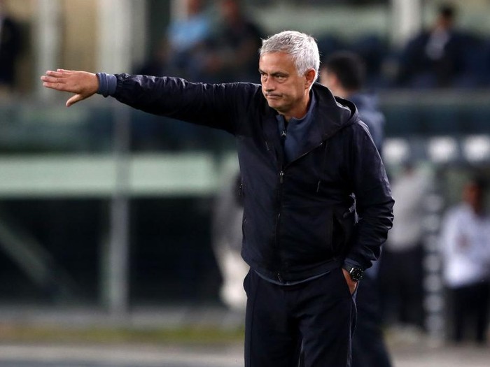 VERONA, ITALY - SEPTEMBER 19: Jose Mourinho, Head Coach of AS Roma gives their side instructions during the Serie A match between Hellas and AS Roma at Stadio Marcantonio Bentegodi on September 19, 2021 in Verona, Italy. (Photo by Marco Luzzani/Getty Images)