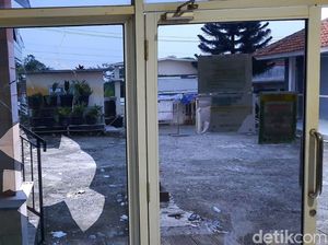 Rusak! Penampakan Kantor Desa Bojong Koneng Diserang Massa