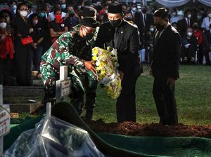 Pimpin Upacara Pemakaman Sabam Sirait, Bamsoet: Beliau Penuh Dedikasi Pimpin Upacara Pemakaman Sabam Sirait, Bamsoet: Beliau Penuh Dedikasi