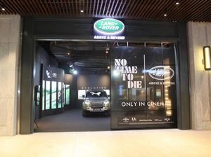 Land Rover Defender Edisi James Bond No Time To Die Nongkrong di Jakarta