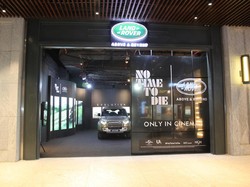 Land Rover Defender Edisi James Bond No Time To Die Nongkrong di Jakarta