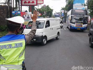 Libur Akhir Pekan, Kendaraan Wisatawan Padati Kawasan Lembang