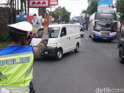 Libur Akhir Pekan, Kendaraan Wisatawan Padati Kawasan Lembang