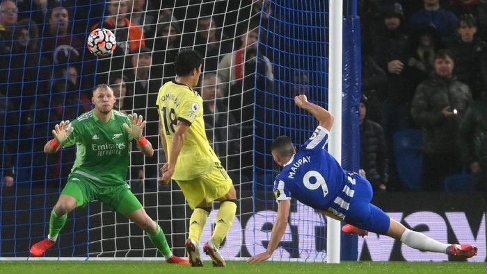 BRIGHTON, ENGLAND - OCTOBER 02: Neal Maupay of Brighton & Hove Albion misses a chance during the Premier League match between Brighton & Hove Albion and Arsenal at American Express Community Stadium on October 02, 2021 in Brighton, England. (Photo by Mike Hewitt/Getty Images)