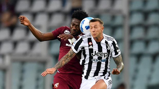 TURIN, ITALY - OCTOBER 02: Ola Aina of Torino FC jumps for the ball with Federico Bernardeschi of Juventus during the Serie A match between Torino FC v Juventus at Stadio Olimpico di Torino on October 02, 2021 in Turin, Italy. (Photo by Valerio Pennicino/Getty Images)