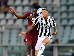 Ditendang Allegri, Bernardeschi Meringis Kesakitan Ditendang Allegri, Bernardeschi Meringis Kesakitan