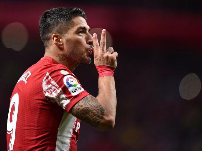 MADRID, SPAIN - OCTOBER 02: Luis Suarez of Atletico Madrid  celebrates after scoring their team's second goal  during the La Liga Santander match between Club Atletico de Madrid and FC Barcelona at Estadio Wanda Metropolitano on October 02, 2021 in Madrid, Spain. (Photo by Denis Doyle/Getty Images)