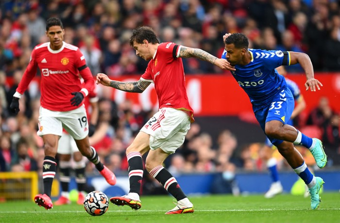 MANCHESTER, ENGLAND - OCTOBER 02: Victor Lindeloef of Manchester United is challenged by Jose Salomon Rondon of Everton during the Premier League match between Manchester United and Everton at Old Trafford on October 02, 2021 in Manchester, England. (Photo by Clive Mason/Getty Images)