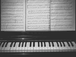 7 Perbedaan Keyboard dan Piano, Siswa Tahu Nggak?