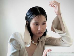 Potret Menger Zhang, Pemeran Adik Shang Chi yang Curi Perhatian