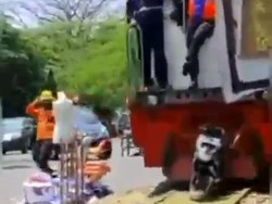 Viral Kereta Api Tabrak Motor Diparkir Pas di Tengah Rel